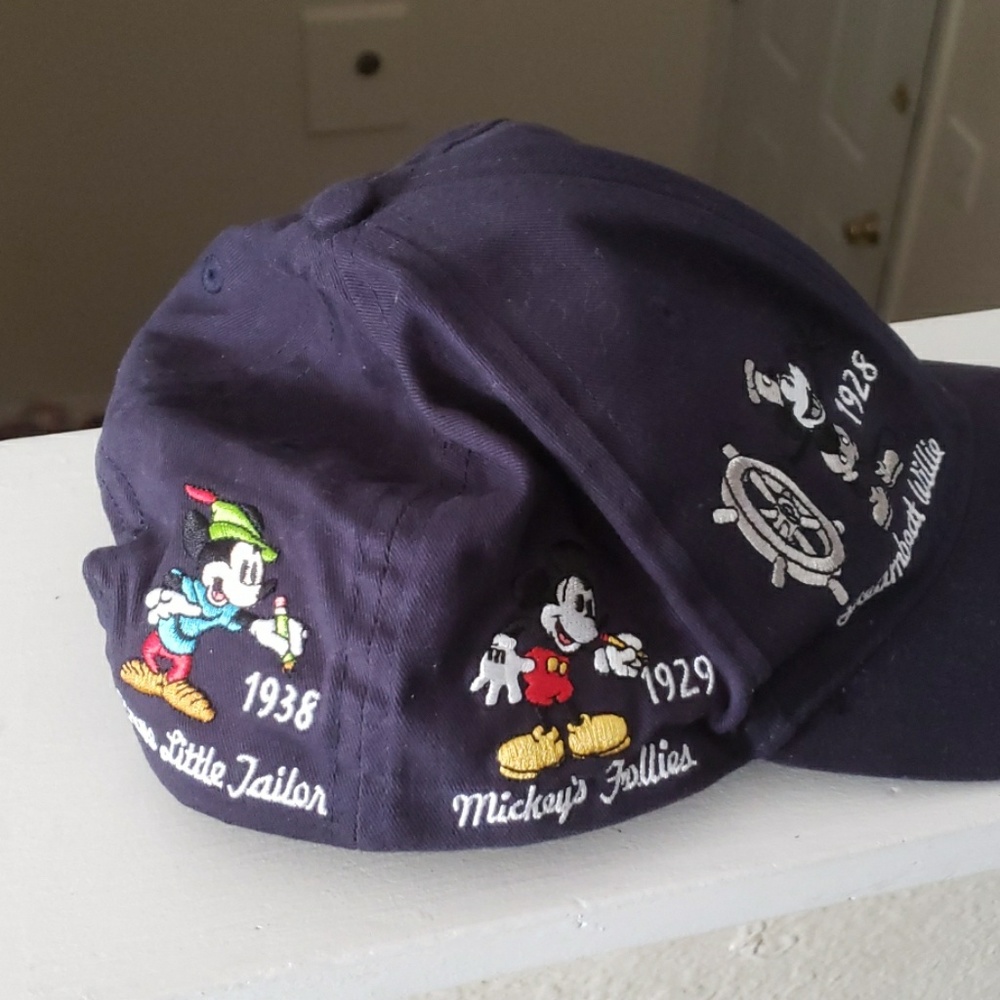 Insane Mickey Mouse hat - Picture 2 of 5
